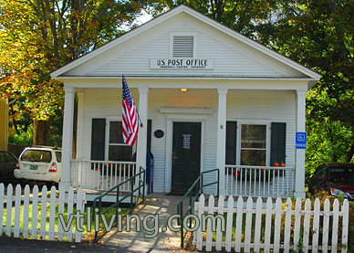 underhill center Located at the foot of mount mansfield, the town of underhill is a rural community of approximately 3020 residents the town has two main areas: the underhill flats area, encompassing the vt route 15 corridor shared with the town of jericho and poker hill road, and underhill center, at the intersection of river road and pleasant valley. underhill center Located at the foot of mount mansfield, the town of underhill is a rural community of approximately 3020 residents the town has two main areas: the underhill flats area, encompassing the vt route 15 corridor shared with the town of jericho and poker hill road, and underhill center, at the intersection of river road and pleasant valley.